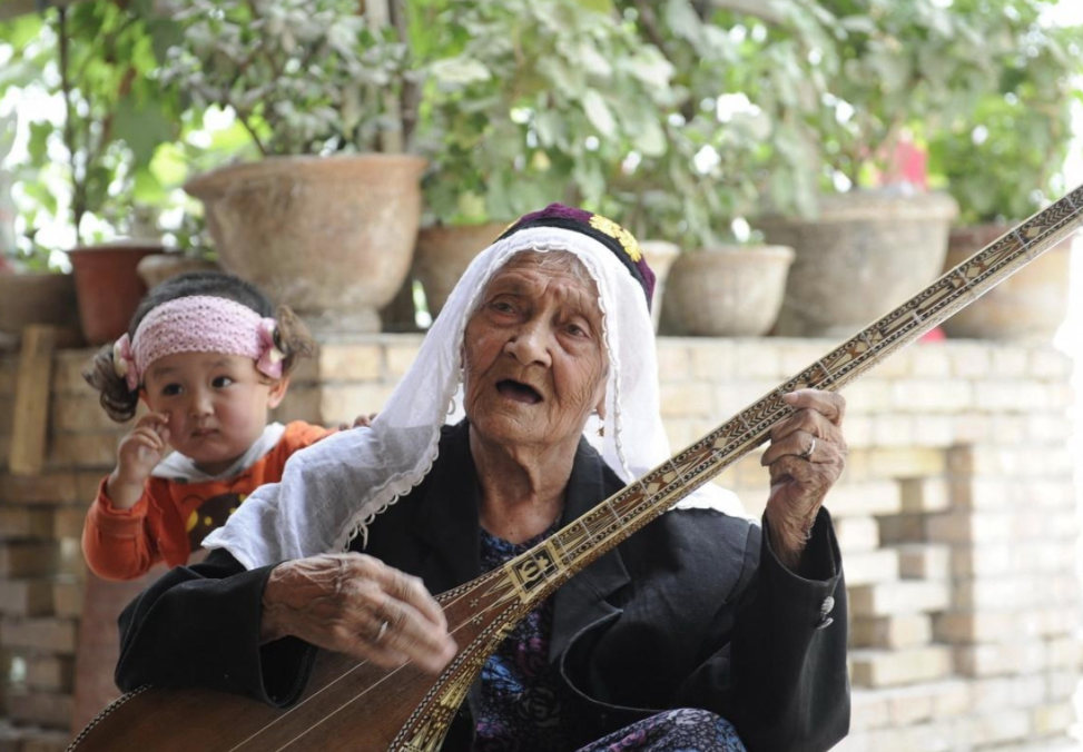 阿麗米罕.色依提性格樂觀幽默,更喜歡唱情歌。