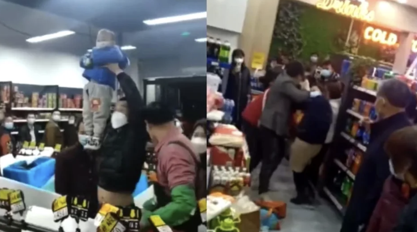 西安封城前,有市民為了在超市搶購物資而弄丟小孩甚至大打出手。