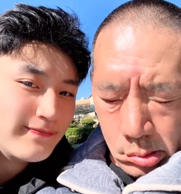 全家輪流照顧病重爸爸。