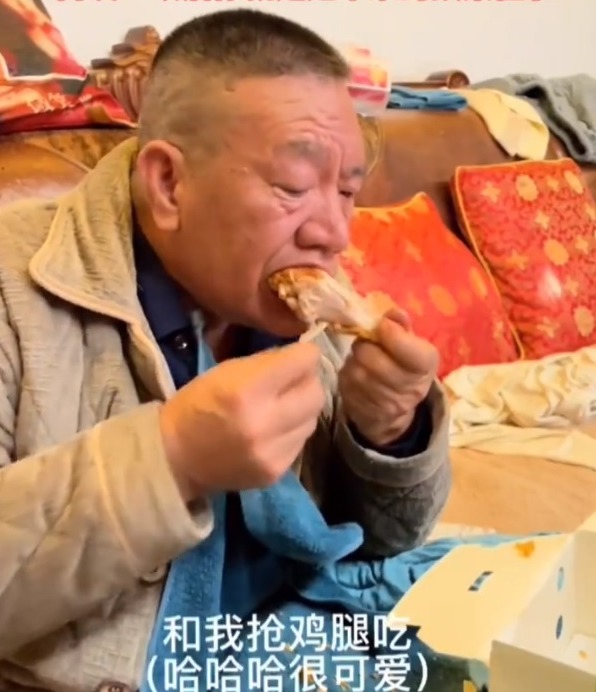 貴州這個少年放棄考大學陪腦出血爸爸醫病，更拍片紀錄病父離世前的點滴。