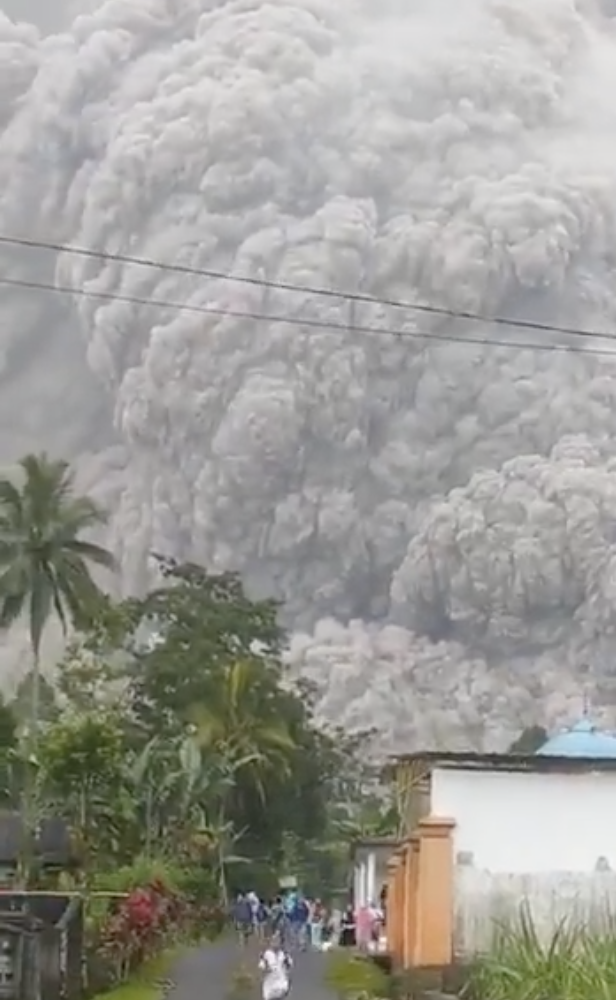 印尼塞梅魯火山爆發。