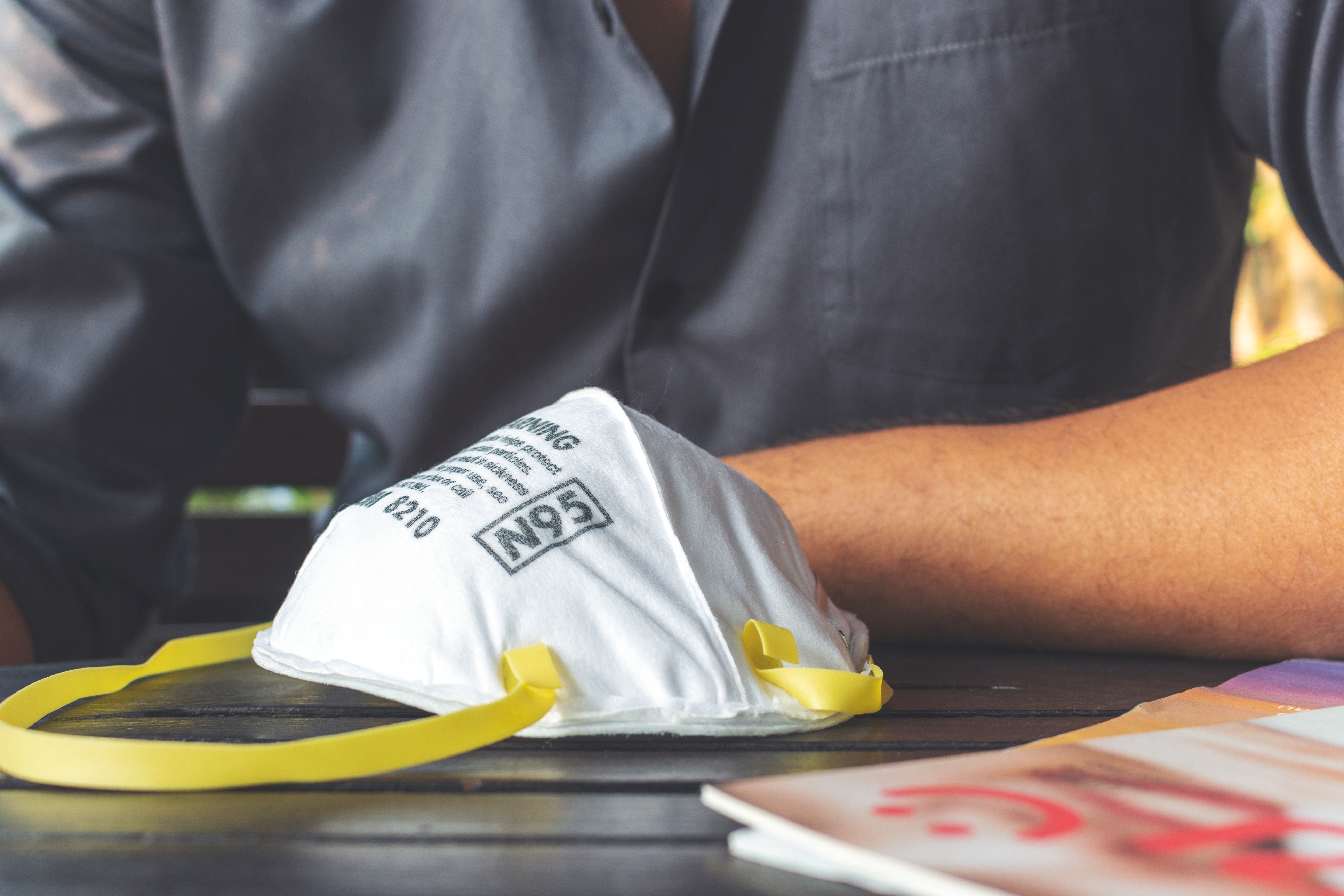 美國CDC修改防疫建議,呼籲民眾改戴N95口罩防Omicron。