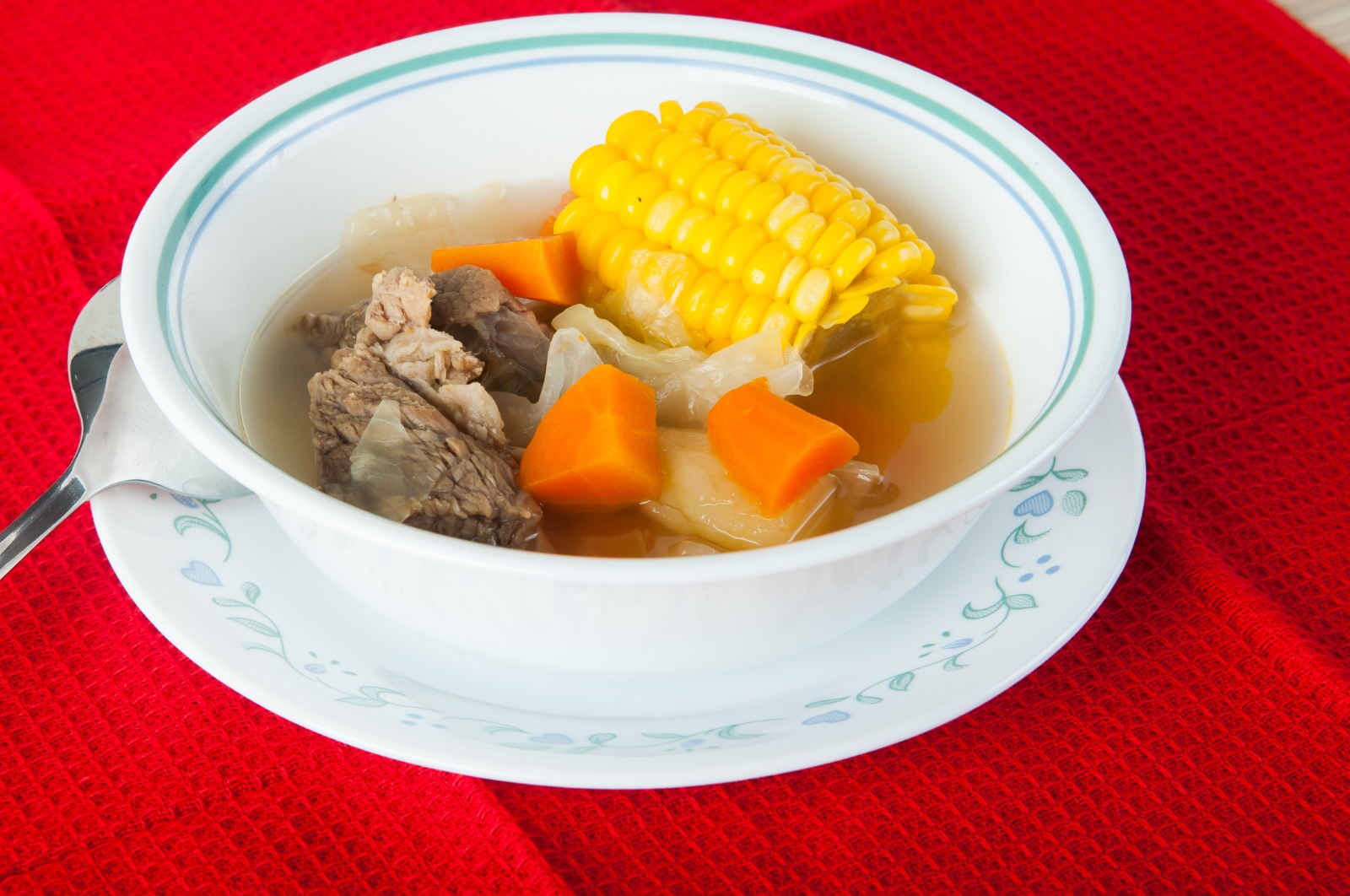 紅蘿蔔粟米牛腱湯有助健脾利尿、潤肺止咳。