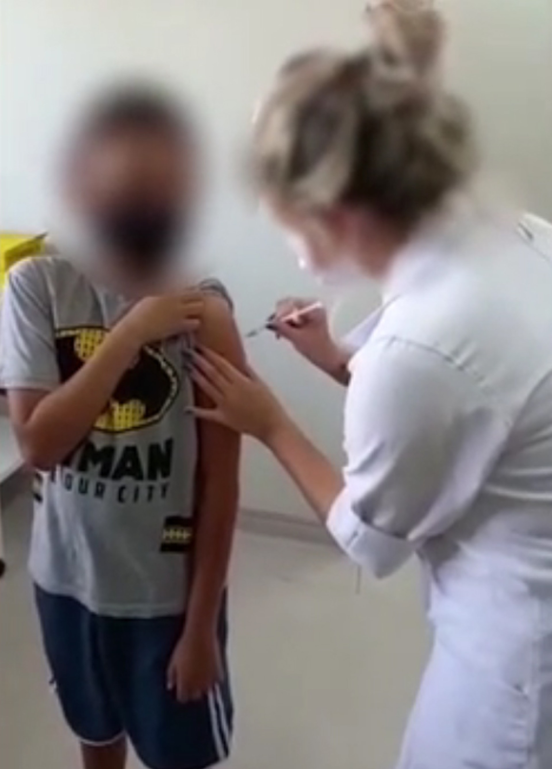 巴西一名護士假裝為兒童接種新冠疫苗。