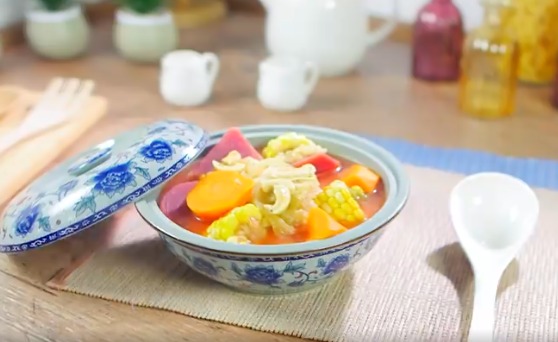 紅菜頭粟米紅蘿蔔椰菜腰果湯有補血、護肝、穩定血壓功效。