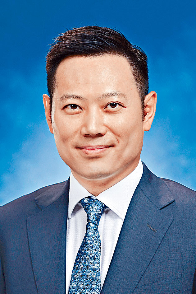 行政長官林鄭月娥說，民政事務局局長徐英偉曾在本星期一出席一個宴會，同場有一人屬初步確診者，徐英偉被列為密切接觸者，已被安排到竹篙灣檢疫中心。