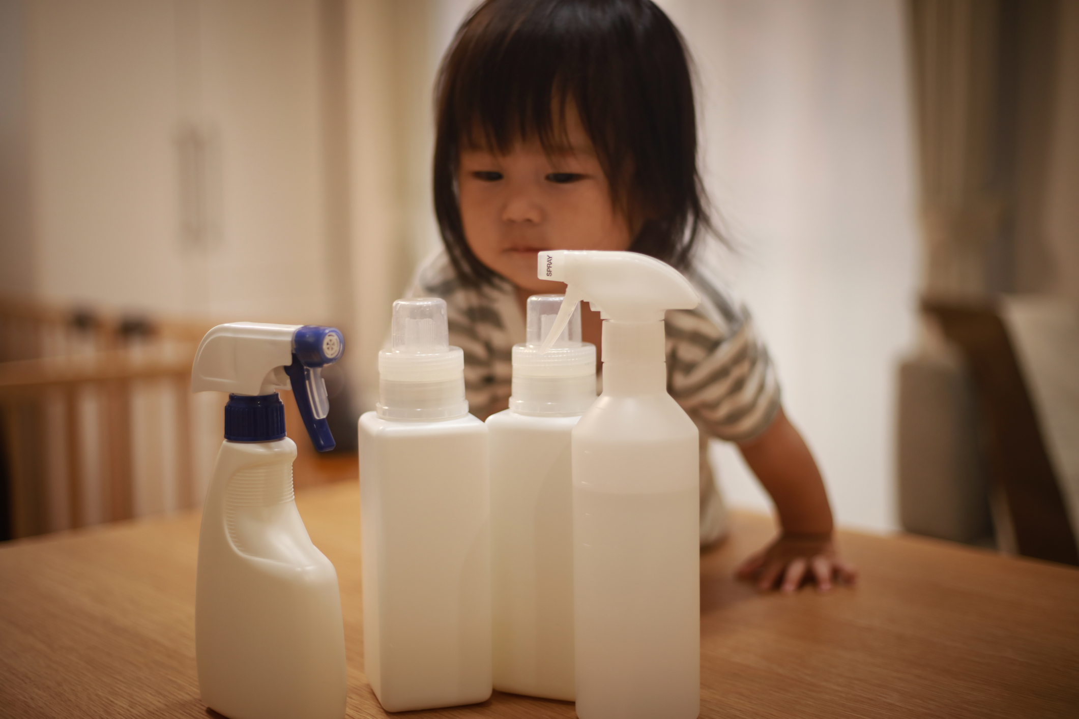 過年大掃除,媽媽邊打掃,沒注意清潔用品沒收好,家裡寶寶便拿起浴廁劑瓶罐直接當玩具。