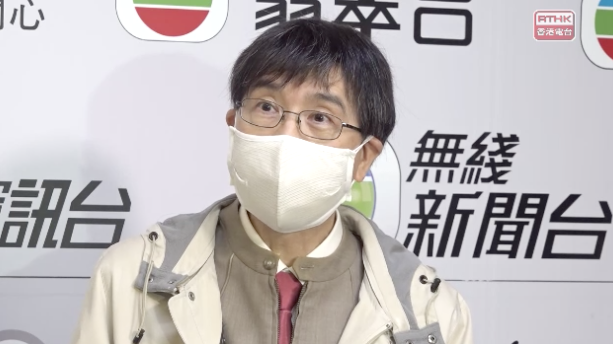 袁國勇親身示範如何佩戴兩個口罩。