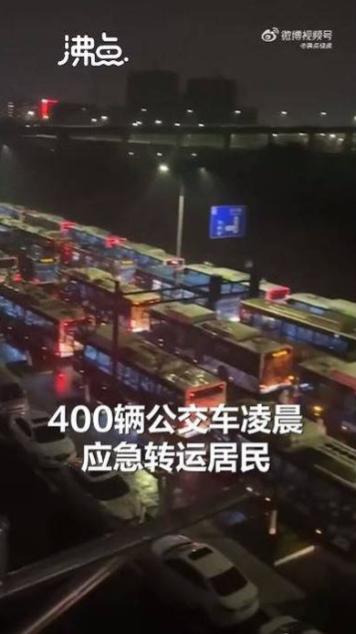 針對確診數持續增加,杭州當局派人將近萬人用巴士載走,統一送去集中隔離。