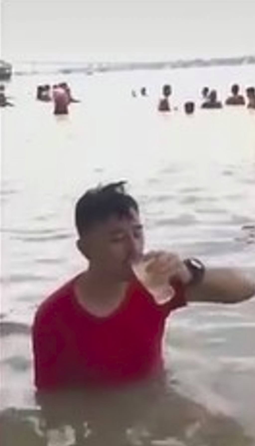 劉庸在較早前曾直接飲用印度的恆河水已聲名大噪。