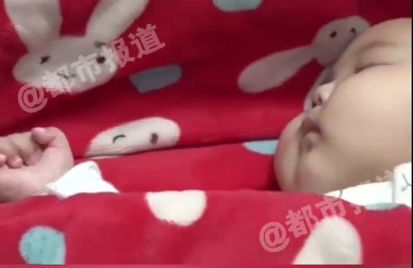 現時8個月大的孖仔還不會翻身和爬行。