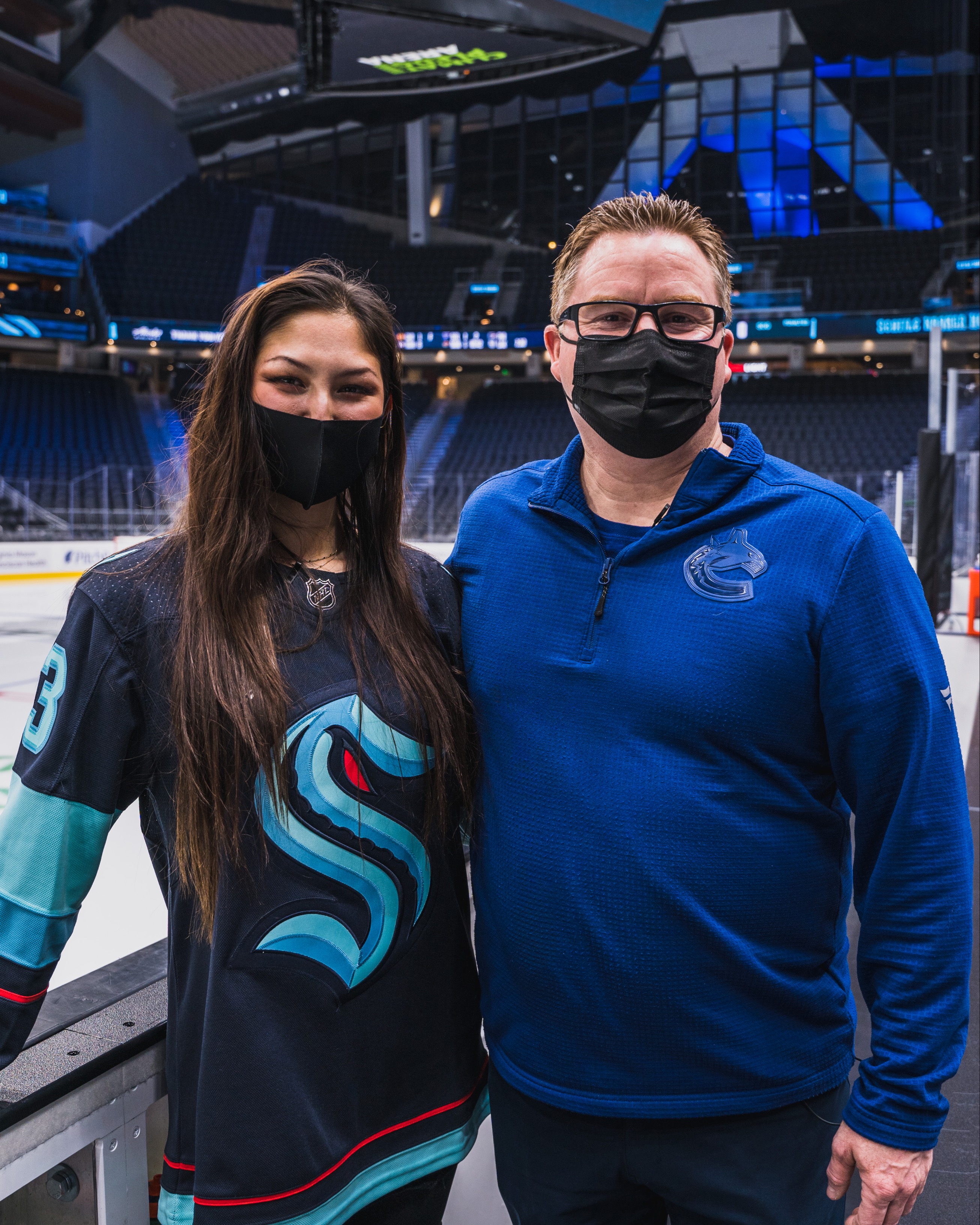 女球迷Nadia Popovic於去年10月23日到西雅圖觀賞北美職業冰球聯賽(NHL)比賽時,發現Brian"Red" Hamilton後頸有一粒奇怪的痣。
