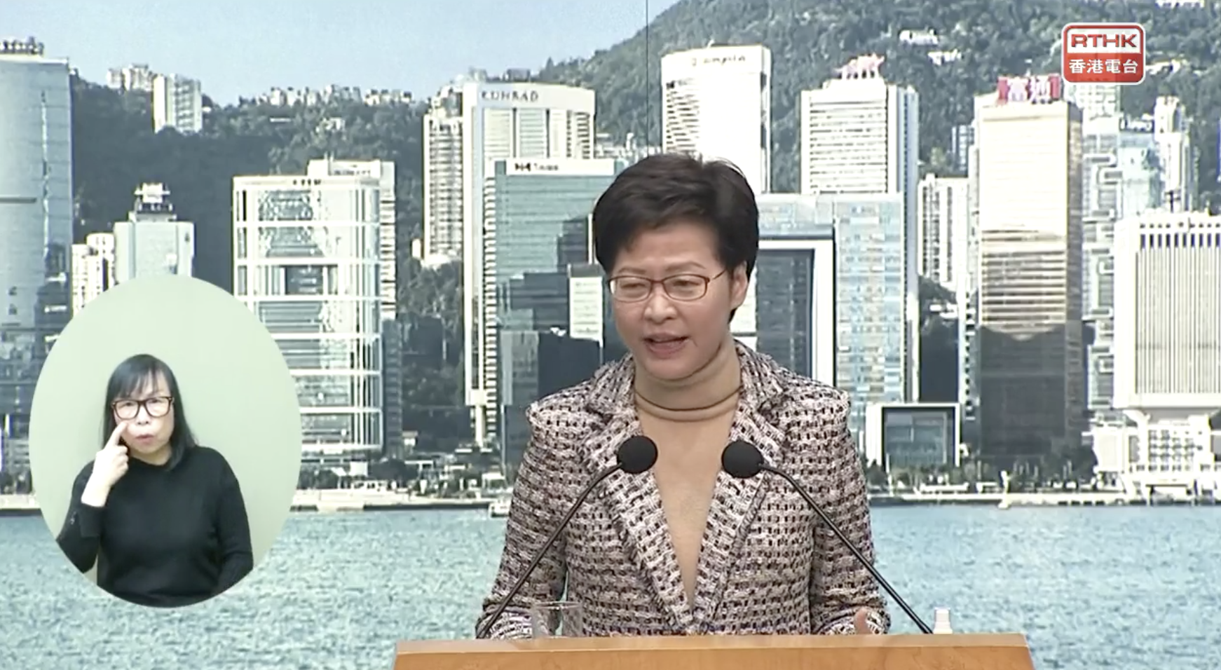 行政長官林鄭月娥近日見記者時仍除下口罩,引起社會關注。她今早(25日)親自解畫,稱這做法不是為了個人,而是為了向公眾清晰傳達情感,這是特首職責之一。