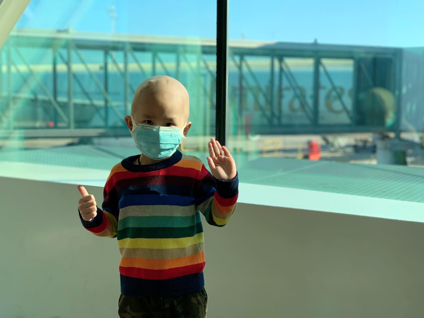 4歲男童Sheldon患神經母細胞瘤第四期，去年11月與家人抵西班牙巴塞隆拿打算接受脊椎腫瘤切除手術及Naxitamab免疫治療，可惜波折重重。