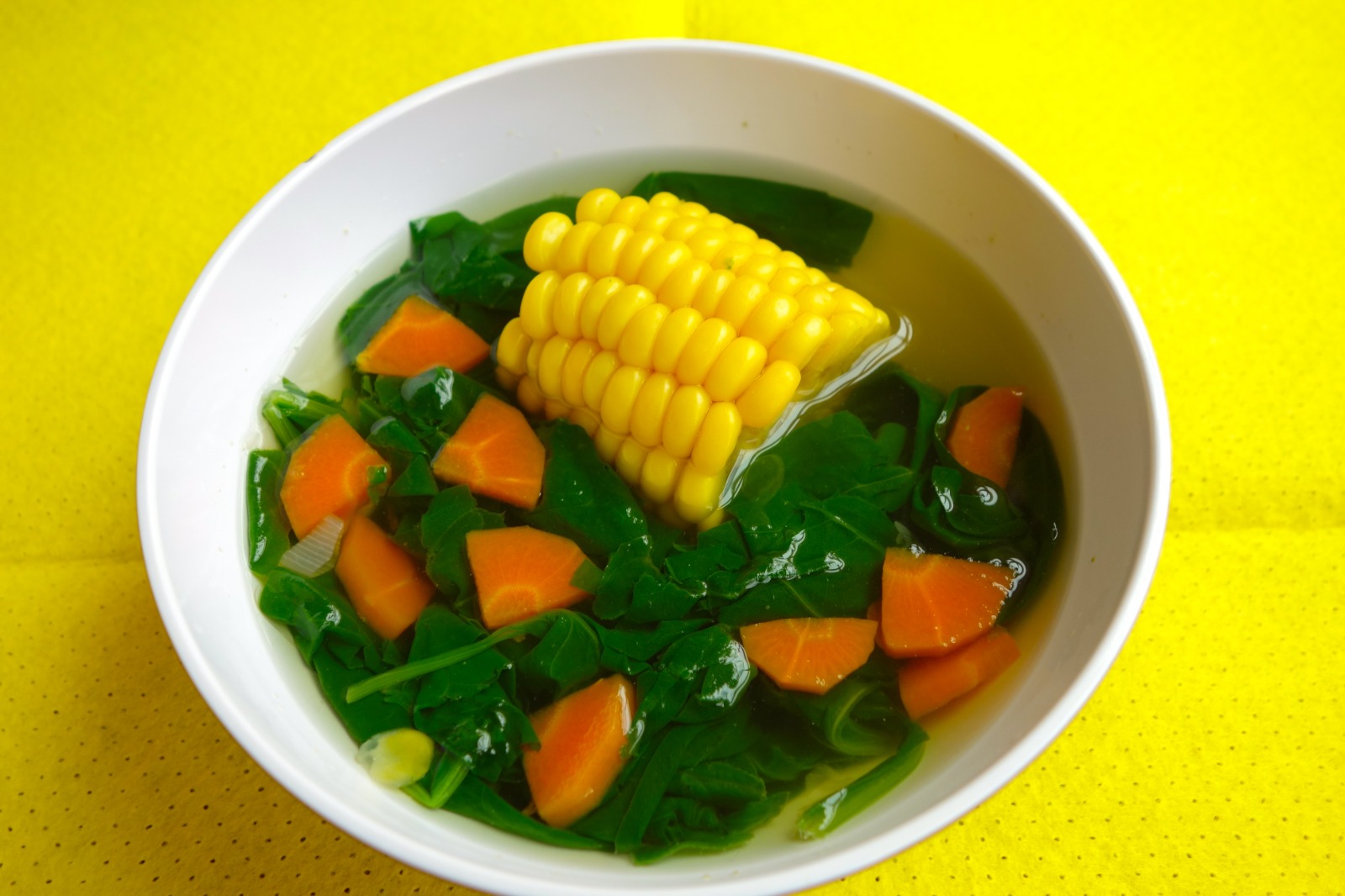 紅蘿蔔粟米菠菜湯有通腸暢便、補腎強筋功效。