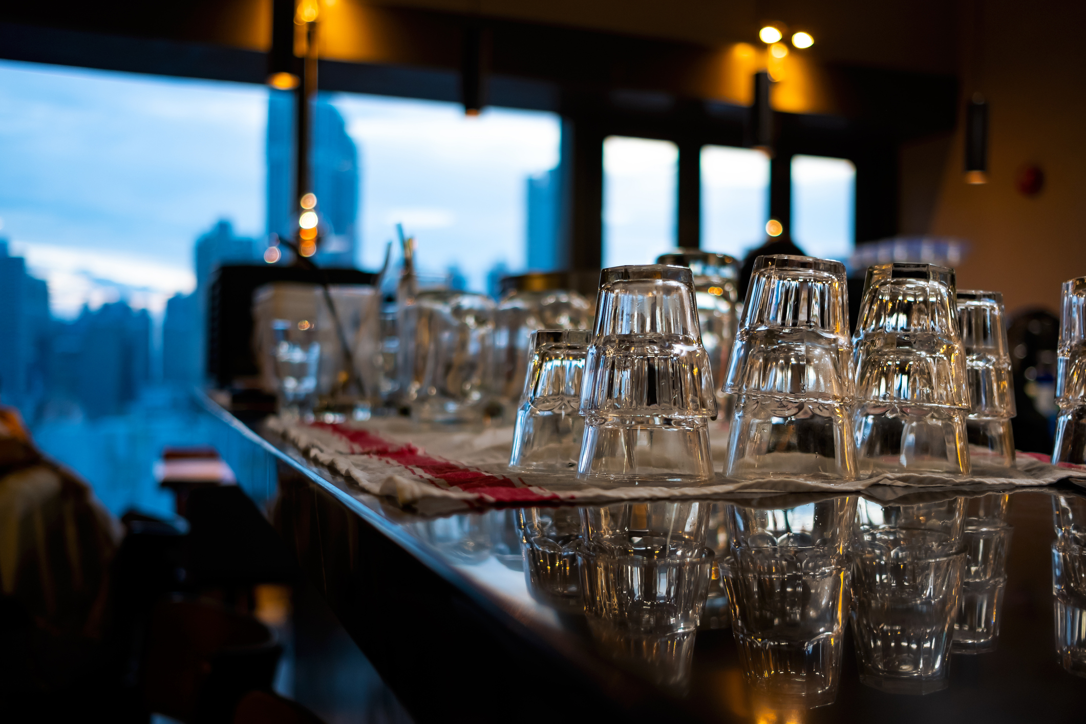 港府1月7日起收緊防疫措施,其中酒吧須關閉至少14日。