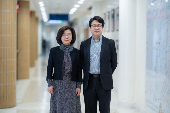 港大牙科物質學副教授徐傑漢博士(圖右)指出,研究結果顯示,DMA有效維持樹脂黏接強度和界面穩定性,抑制蛋白酶活性,細胞毒性亦跟通用樹脂單體近似,相信未來有商品化的可能。