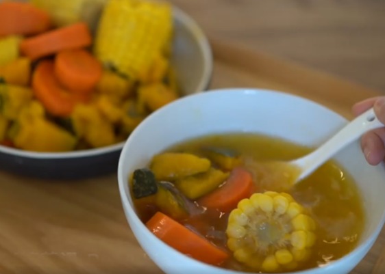 南瓜粟米紅蘿蔔湯有潤肺益氣、消炎止痛、化痰排膿、生肝氣功效。