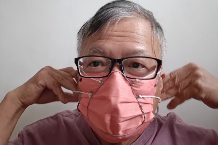 他又戴上自製口罩支架,表明口罩貼緊臉部,就不會出現漏氣情況,保護力更強。