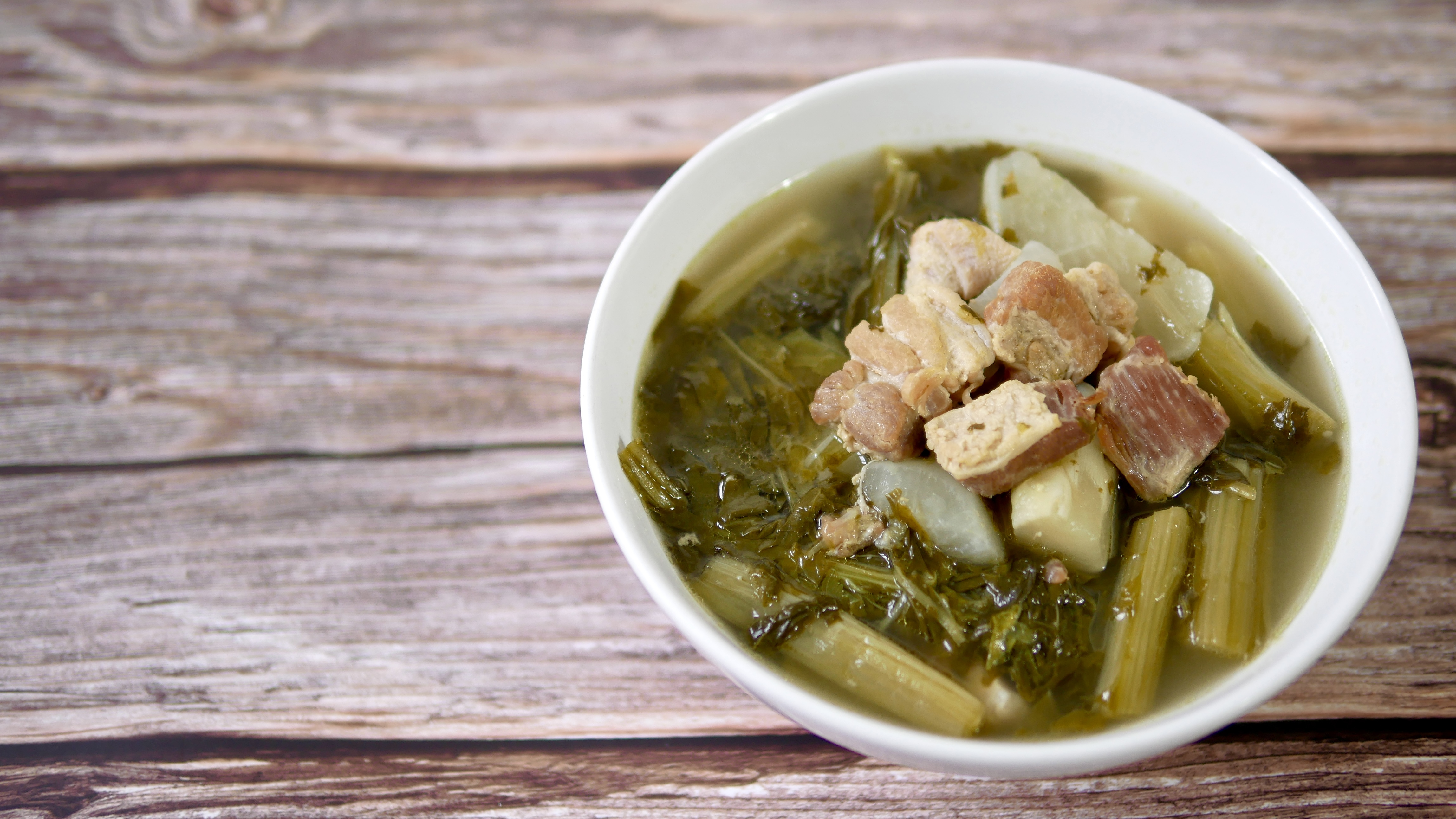  西洋菜豬骨湯助清熱潤肺、補中益氣。