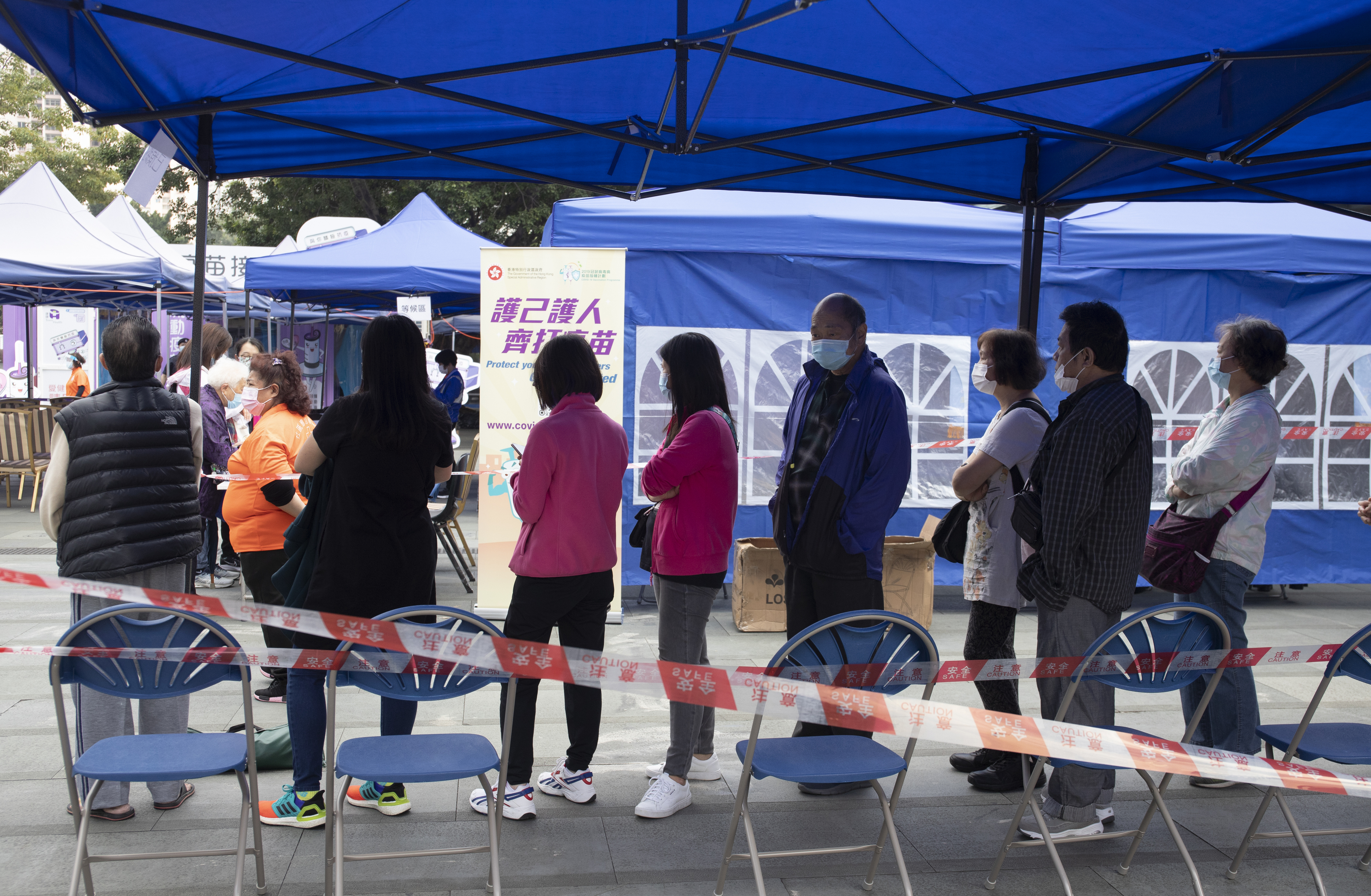 香港第五波新冠疫情繼續惡化,食物及衞生局最新(23日晚)發出強制檢測公告,共有21個指明地方被納入強制檢測,遍佈全港10區。