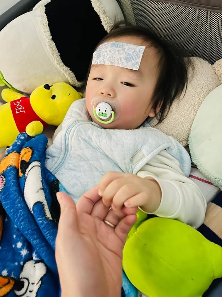 媽媽形容,仔仔回家後「塊面紅到成個蘋果咁」,整個人都軟弱無力,在服藥喝奶後就一直睡覺,而體溫亦維持在39-40.8度。