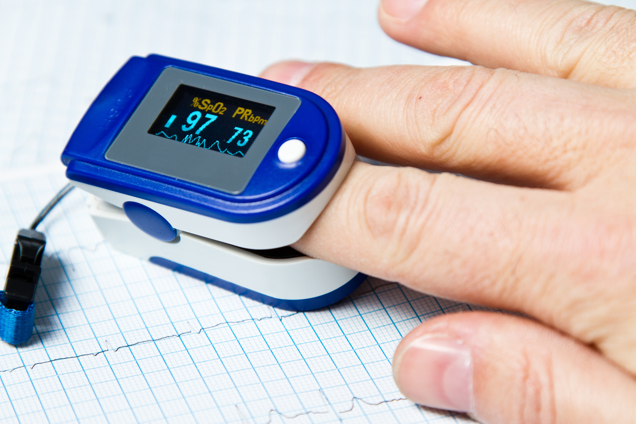 現在最常見用來測量血氧的方式,就是手指式的脈衝式血氧儀 (Pulse Oximeter)。