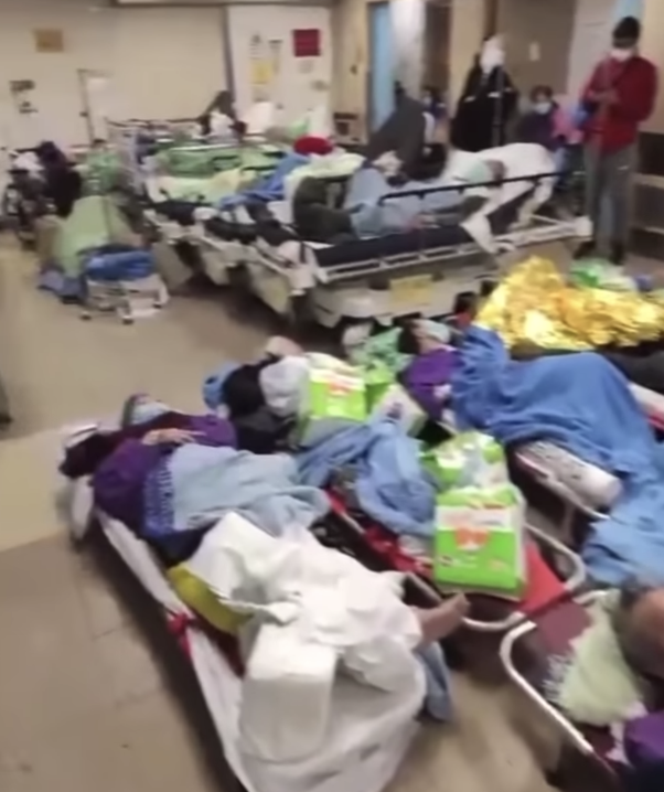 網上流傳影片顯示,有醫院迫爆,病人要席地而睡。