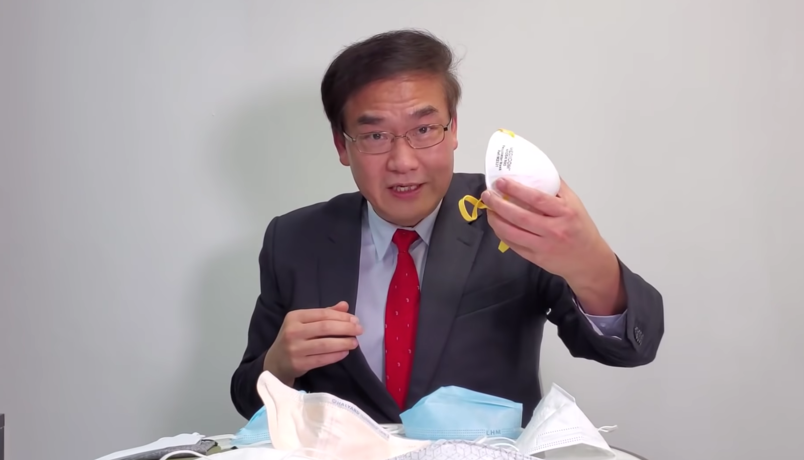 林醫生指出，選擇口罩時有三大考慮因素，首先是病毒過濾能力，第二是舒適程度，最後是整體保護能力。