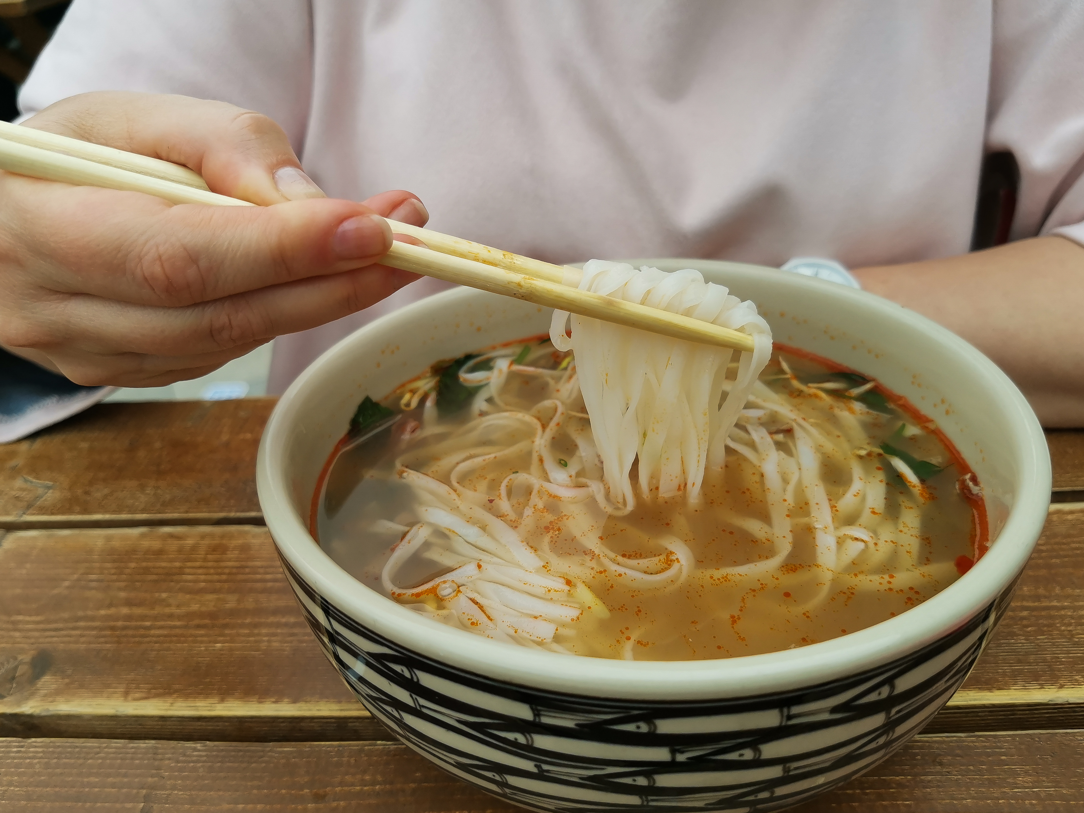 其實,河粉之所以被大眾認為較油膩,是因為濕河粉或粉麵店等吃到的河粉,在製造時或許會於表面掃油。