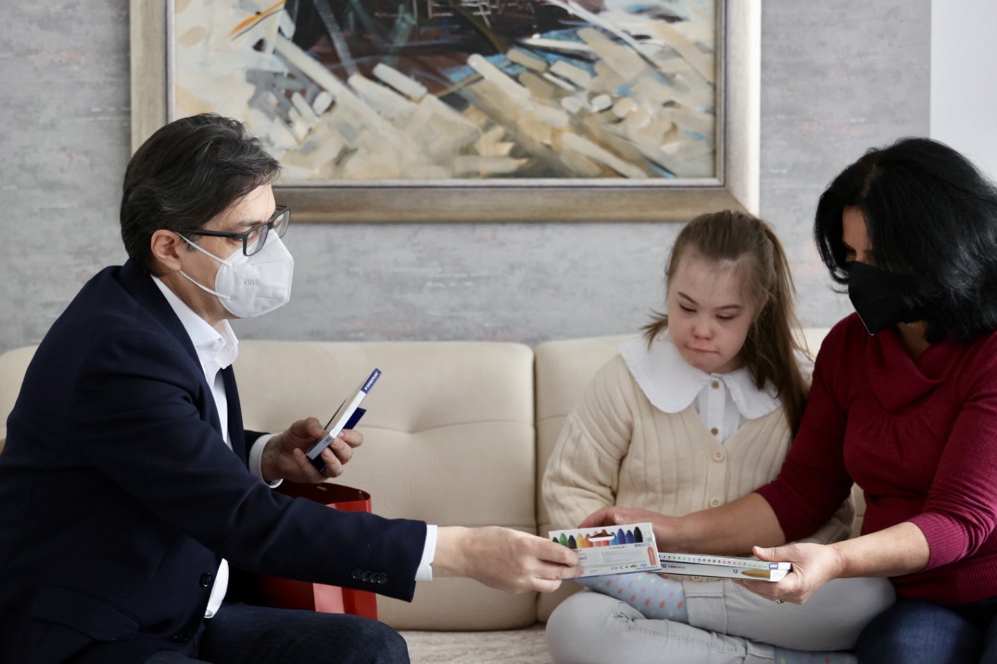 彭達羅夫斯基先是拜訪女童的父母,又與她的父母討論阿德米一家每天遇到的問題。