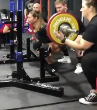 35歲舉重運動員 Robyn Machado,舉167公斤啞鈴時失手。
