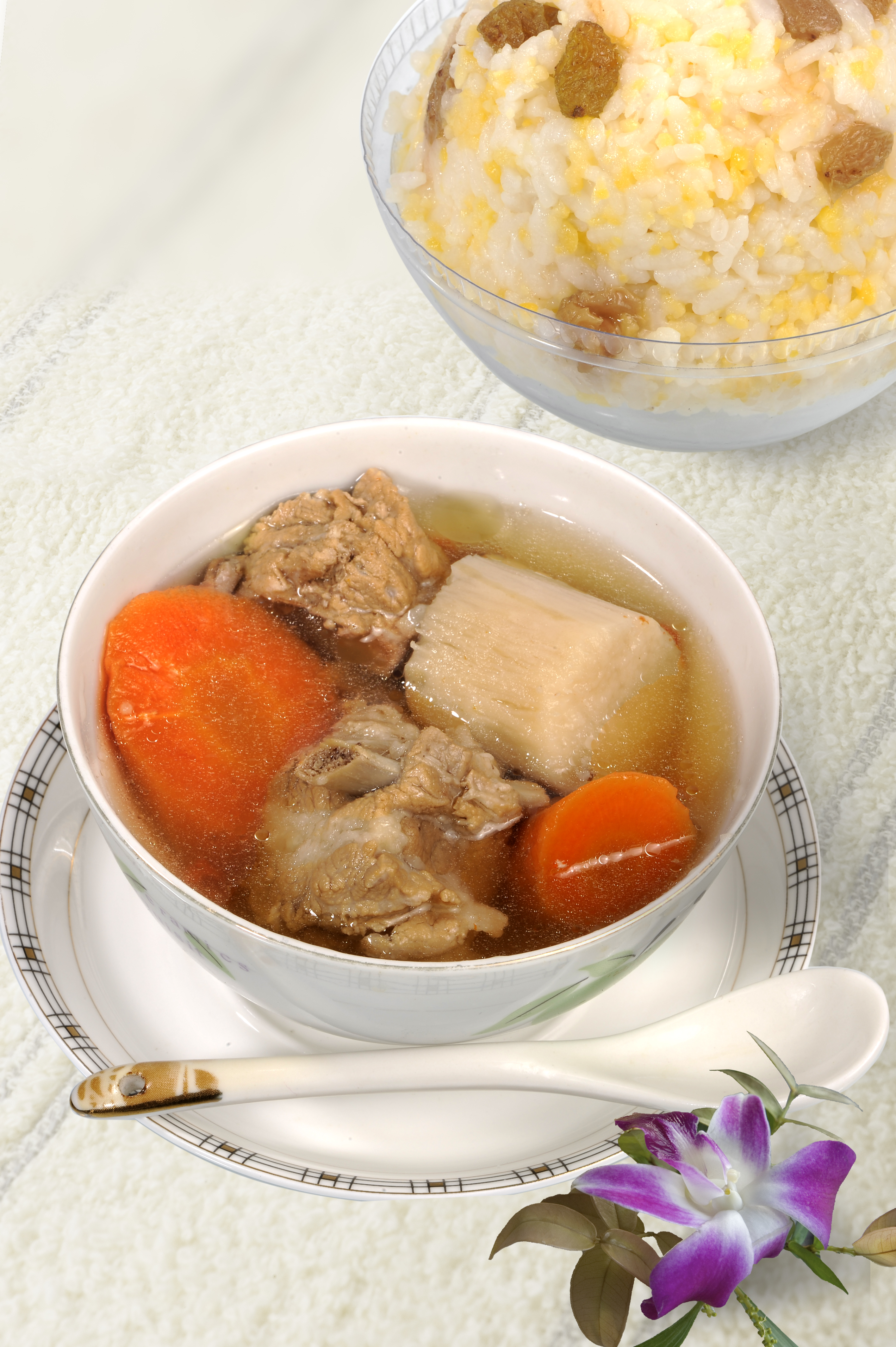 赤小豆粉葛紅蘿蔔豬?湯有利水祛濕、解肌舒筋功效。