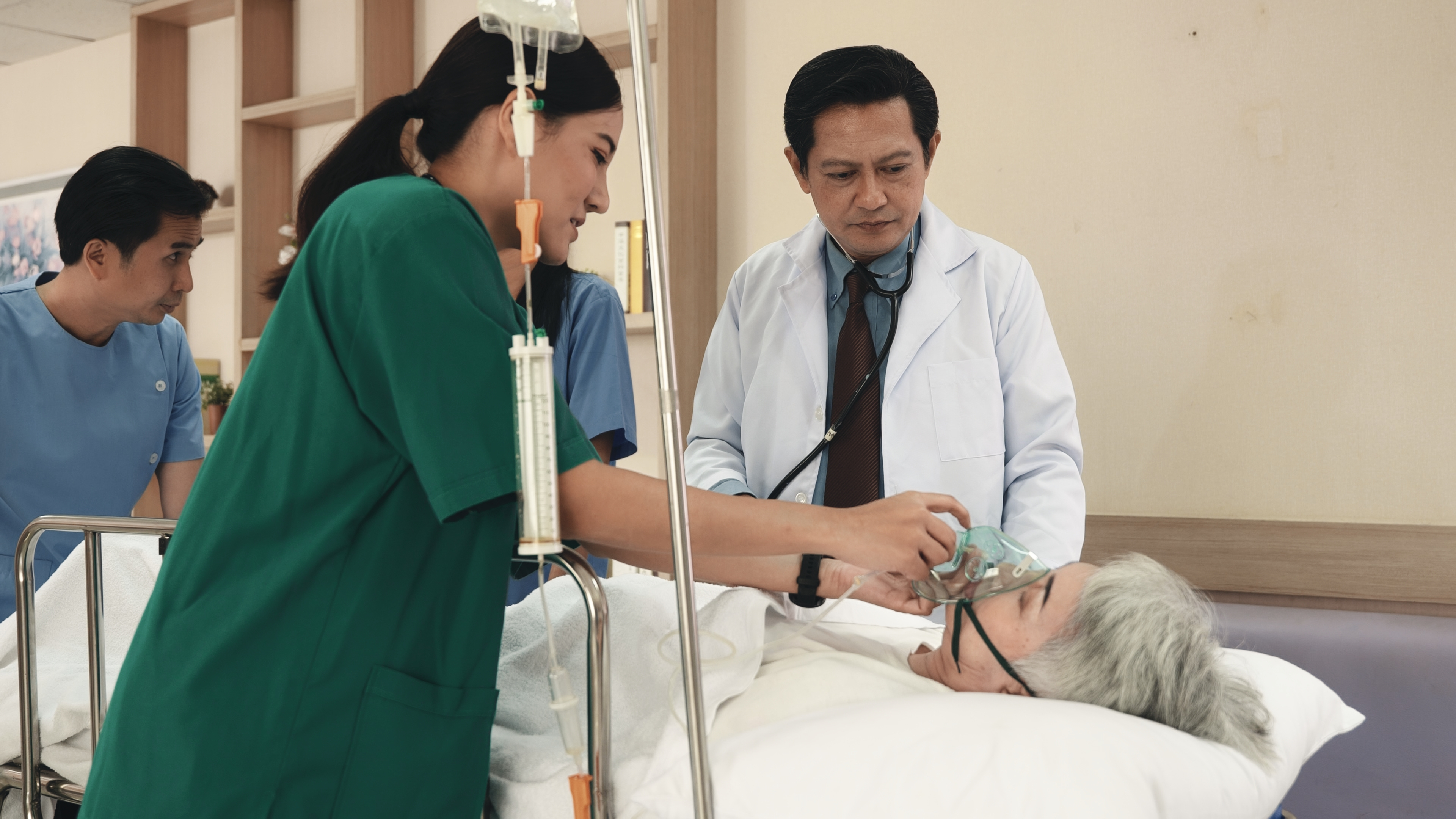 台中一名女照護員某天早上走在市區馬路時,突然一聲碰撞,她被撞了,當睜開眼睛,人已躺在澄清醫院急診室。