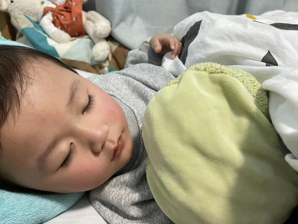 近日,有一名港媽於網上社交專頁分享一家四口確診至康復經歷。