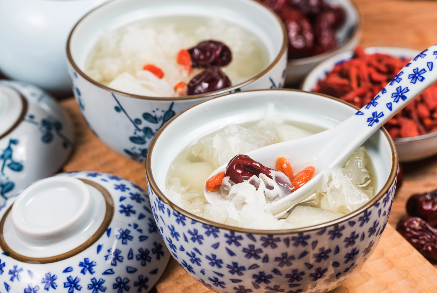 雪耳紅棗湯有滋潤肌膚、幫助消化、潤肺止咳、健脾滋陰功效。