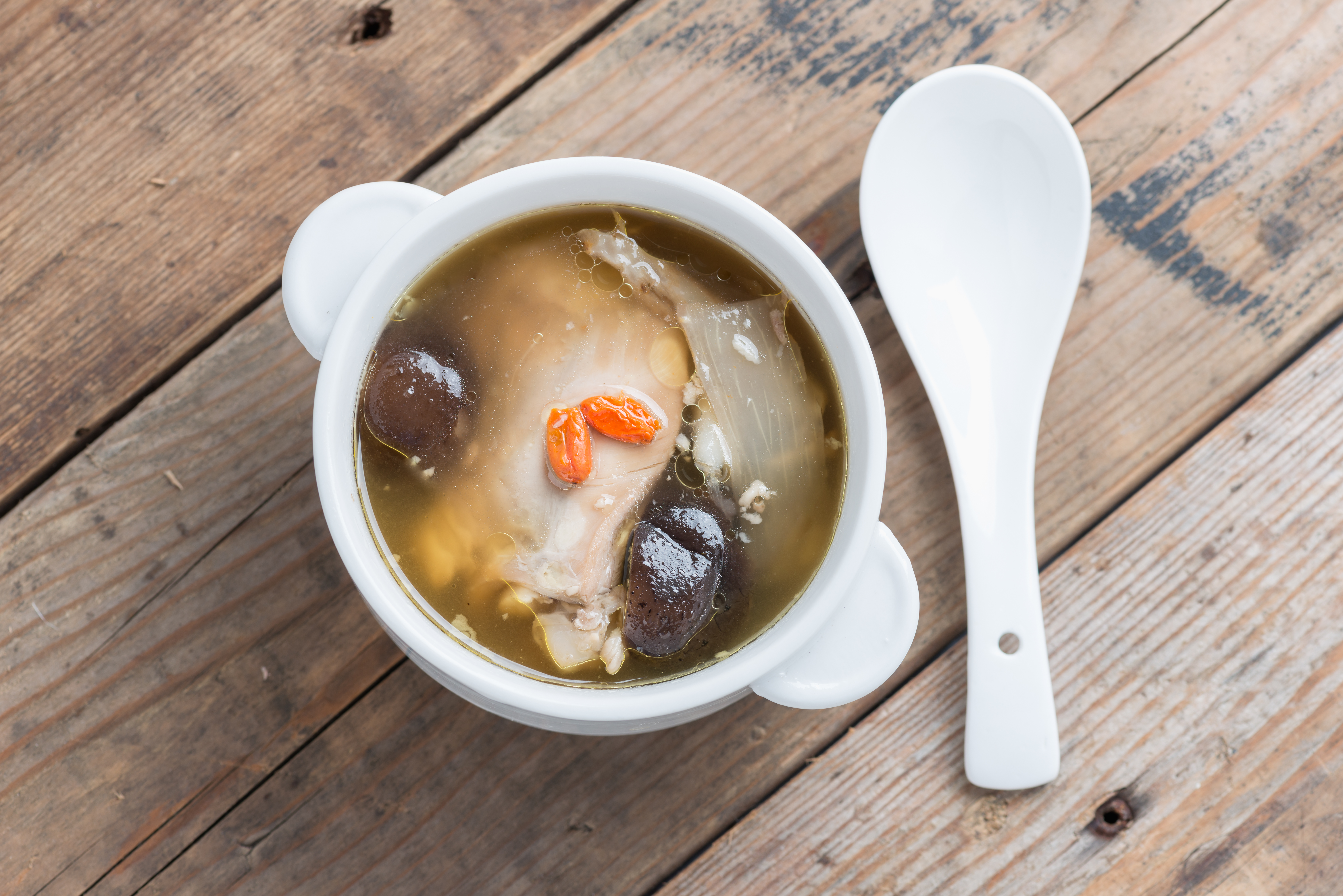 沙參玉竹雪耳鷓鴣湯有補氣養血、健脾和胃、滋陰潤燥功效。