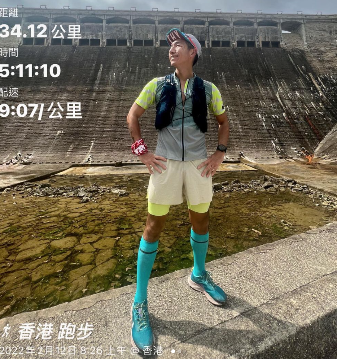 前新聞主播柳俊江早前宣布與女友同時確診新冠肺炎，須接受隔離。日前（12日），他於社交媒體表示已康復出院。