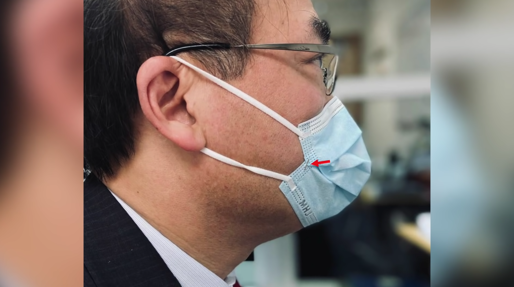 方法三：用釘書機釘住口罩兩側，使口罩更貼面。