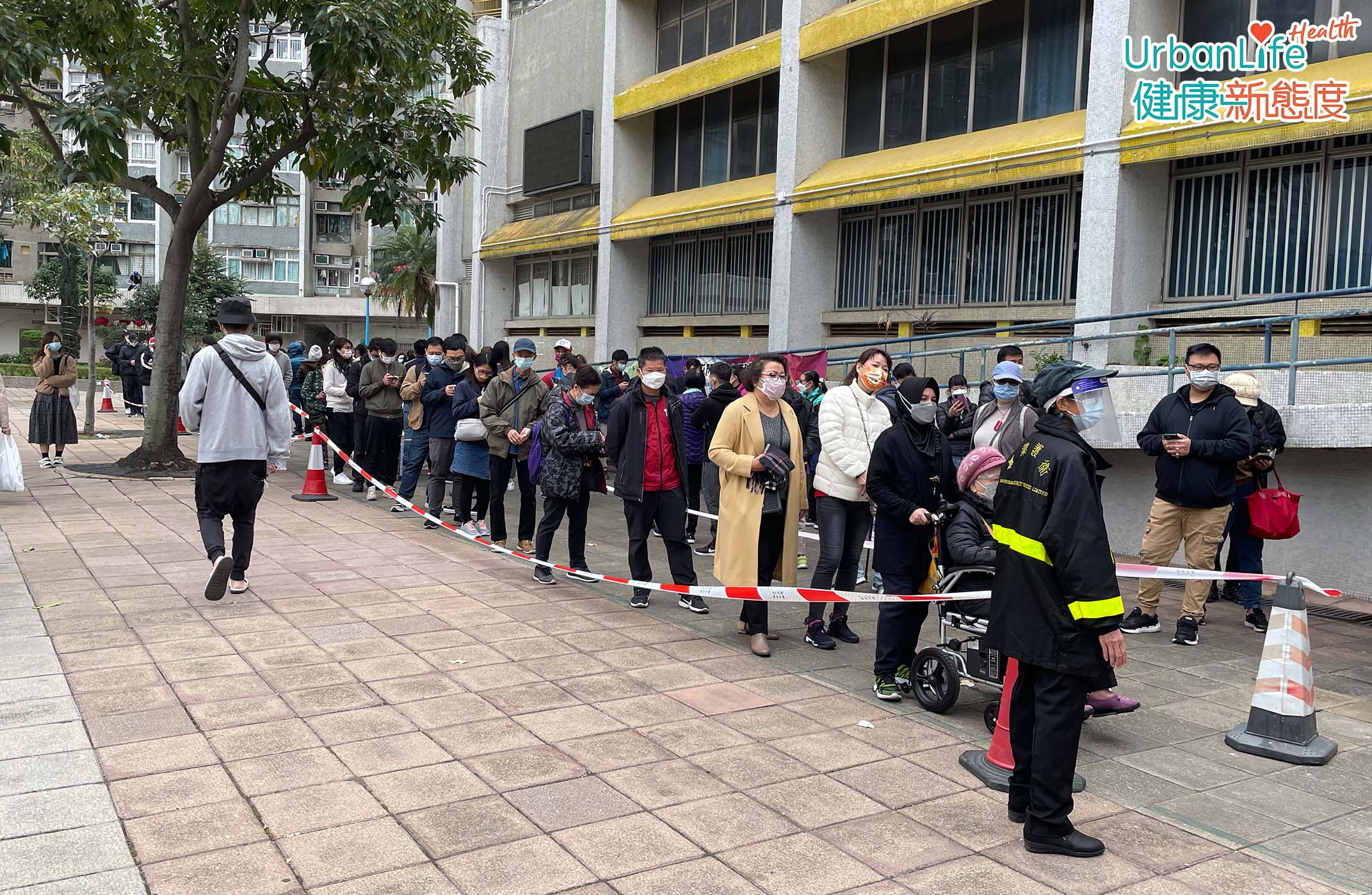 屯門建生社區會堂檢測站大排長龍,有市民不滿政府安排。