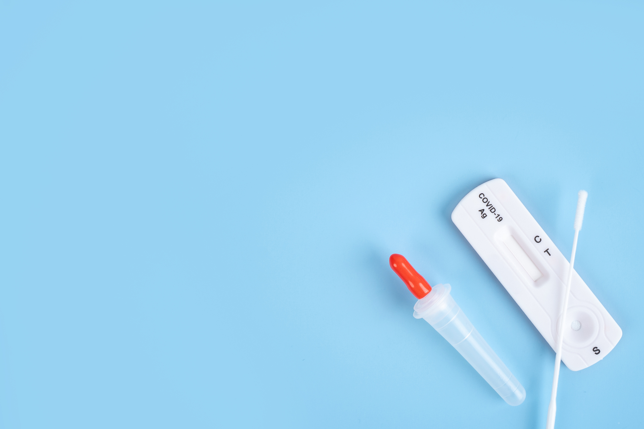 快速抗原測試可以自行進行,步驟很簡單。