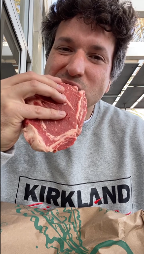 美國加州一名男子在社交平台Instagram開設帳號,每天紀錄食生肉過程。