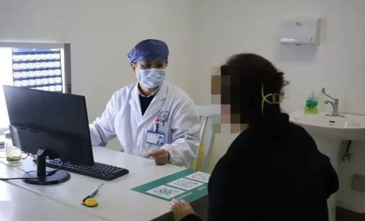 王女士再次回到醫院並聽取醫生意見後，接受進行穿刺檢查，及後被證實確診為罕見的貓抓病。