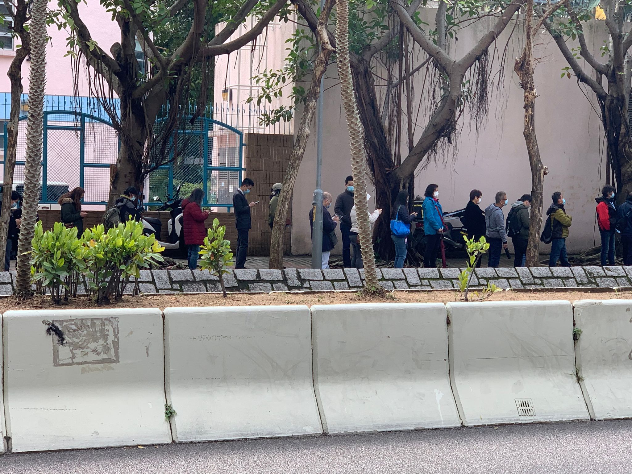 香港第五波新冠疫情繼續惡化,食物及衞生局最新(22日晚)發出強制檢測公告,共有22個指明地方被納入強制檢測。