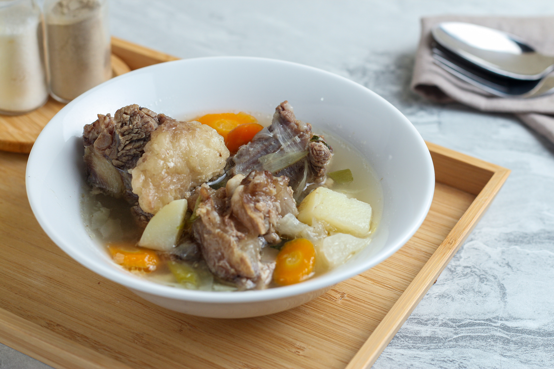 白蘿蔔牛尾湯是一道滋補強身、潤肺化痰、促進消化的營養湯品。