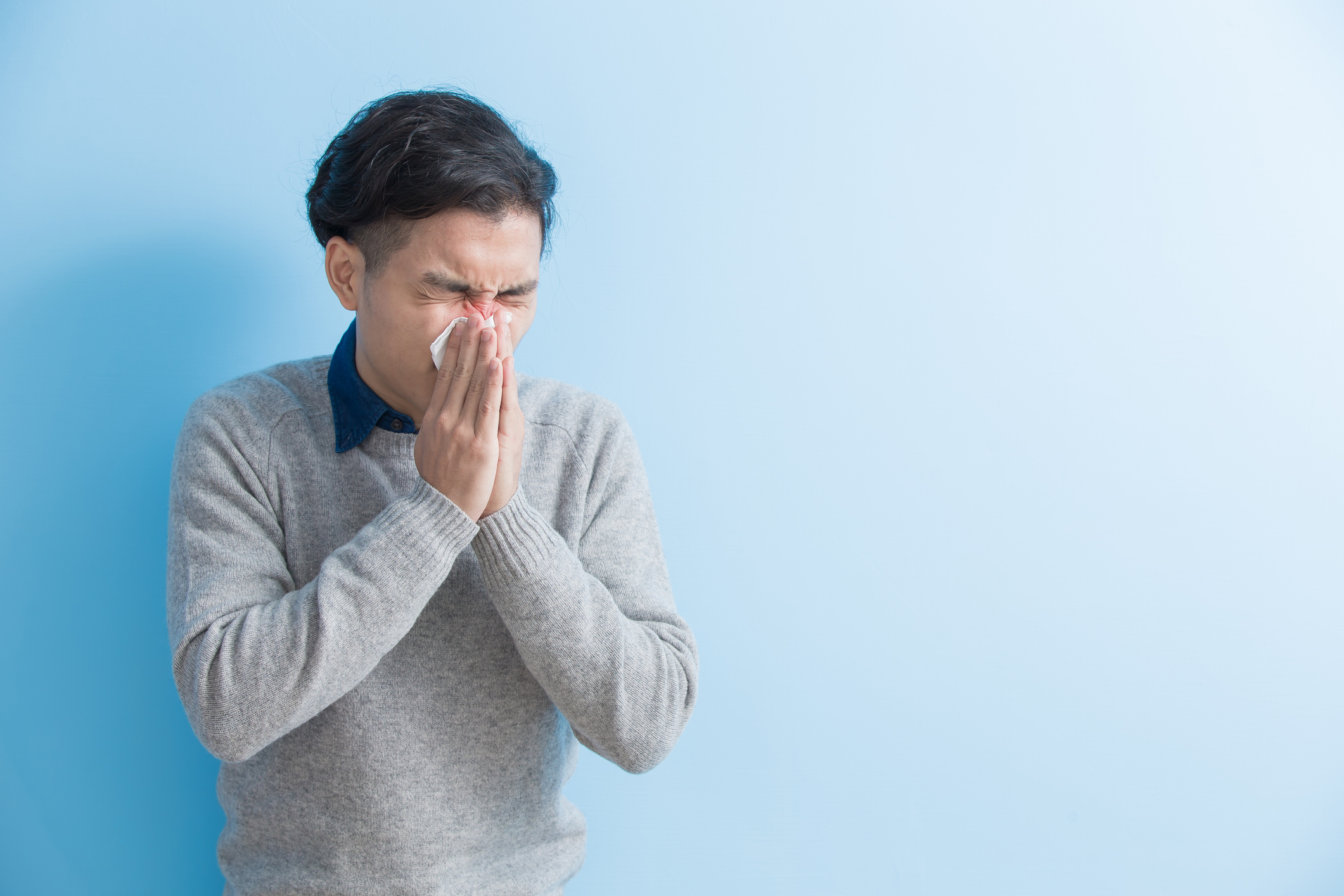 鼻咽癌早期症狀如鼻涕帶有血絲、流鼻血、鼻塞、耳塞感或中耳積水,常會叫人不以為意而忽視警訊。
