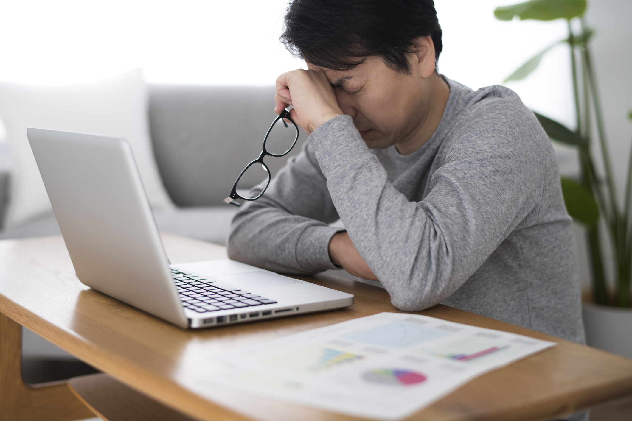 台灣24歲郭姓業務員剛踏入職場,但因患有睡眠呼吸中止症,導致每天掛黑眼圈上班。