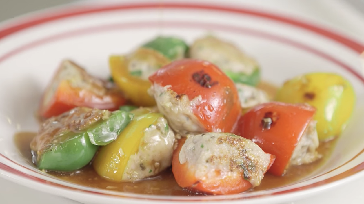 煎釀燈籠椒顏色鮮豔,令人胃口大增。