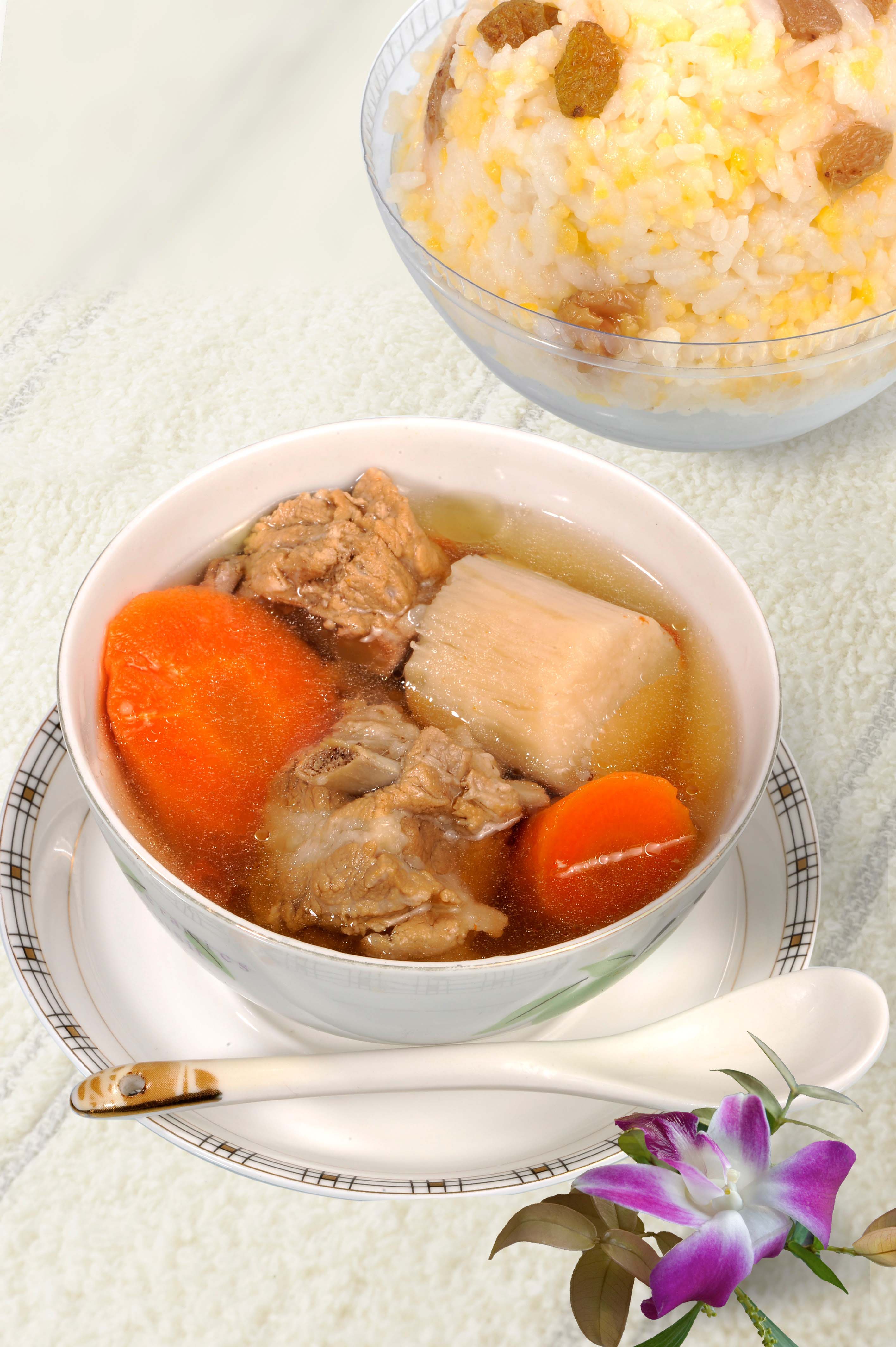 赤小豆粉葛紅蘿蔔豬?湯有利水祛濕、解肌舒筋功效。