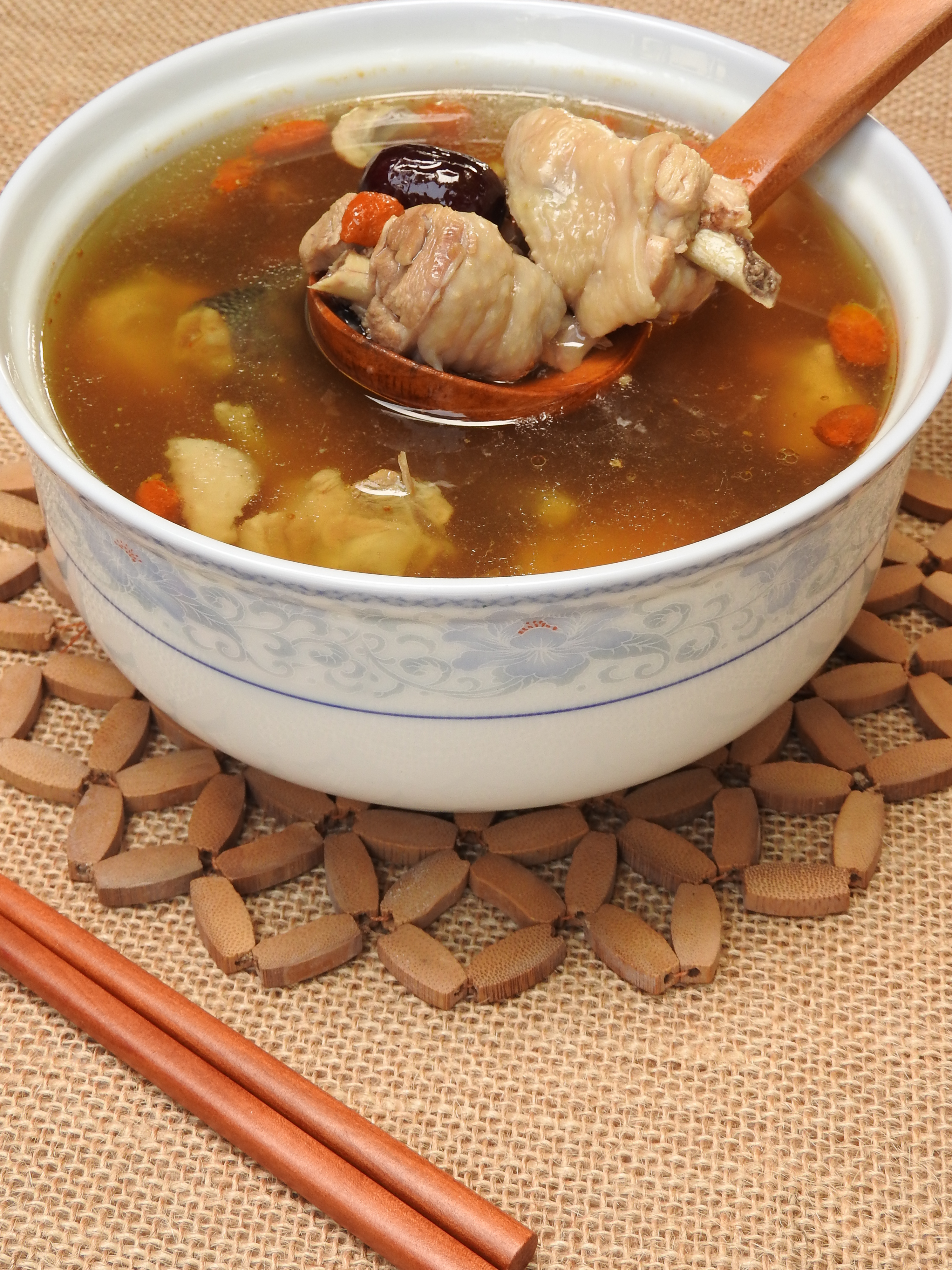 花膠螺頭杞子雞湯有助補脾胃、益肺滋腎。